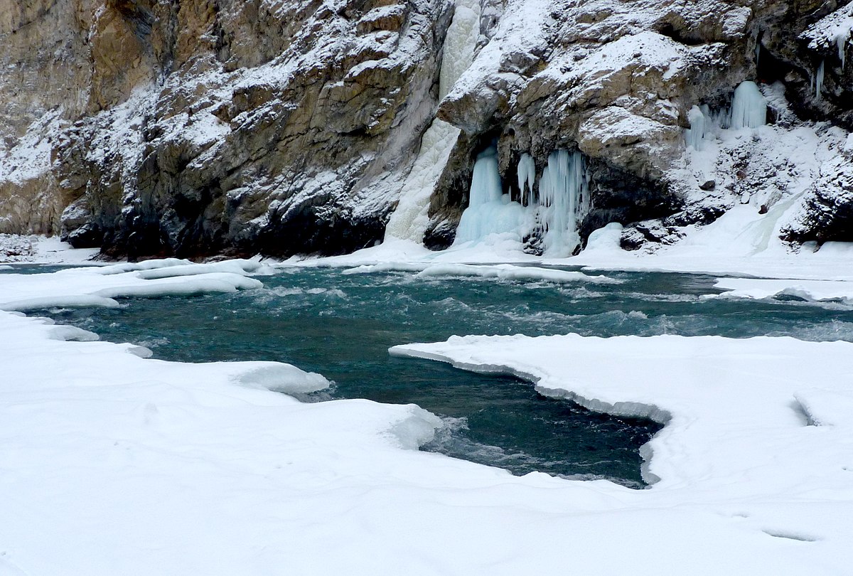 chadar-trek-located-in-ladakh-over-zansakar-river